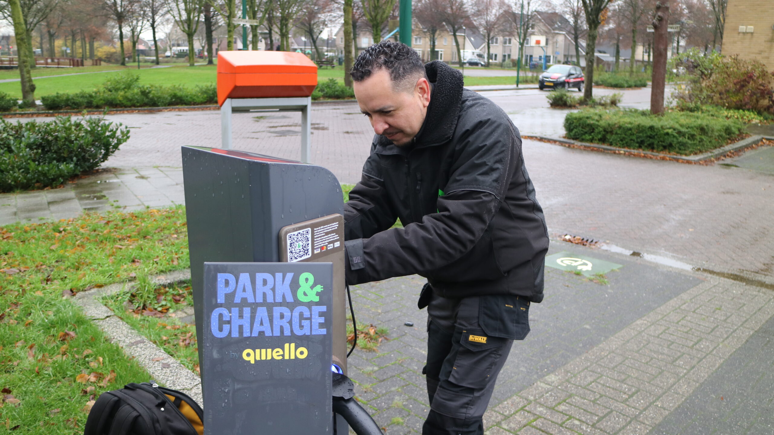 Een monteur aan het werk bij een van de 191 overgenomen laadpalen in de provincie Gelderland